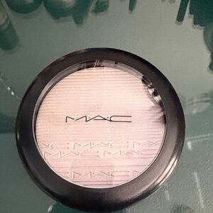 MAC Cosmetics highlighter